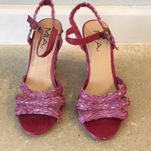 💕MIA Fuchsia Straw Wedges 💕